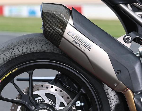 L'Akrapovic da pista è un optional da £ 2.900, ma aumenta la potenza a 190 CV!