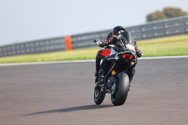Correndo su per la collina uscendo dal tornante di Melbourne