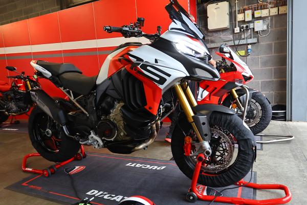 Sedersi accanto a una Panigale V4 accentua davvero le dimensioni della moto