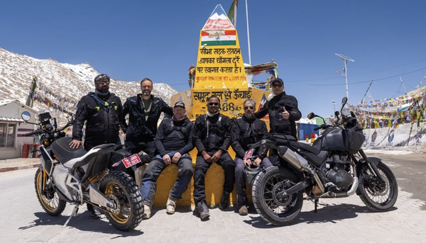 Il team di Royal Enfield testando le due nuove bici