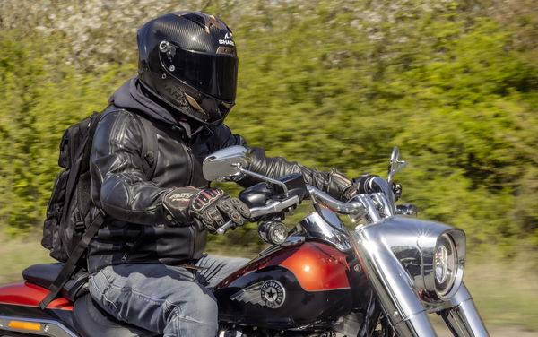 Il casco della motocicletta di Shark Aeron