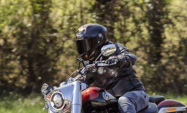 Il casco della motocicletta di Shark Aeron