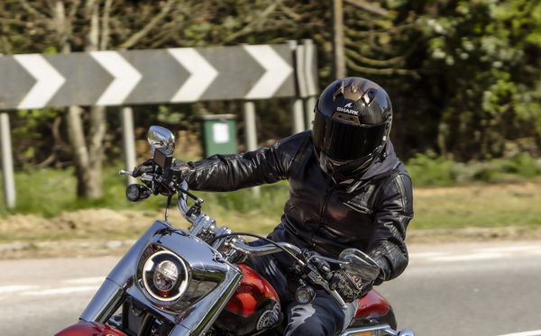 Il casco della motocicletta di Shark Aeron