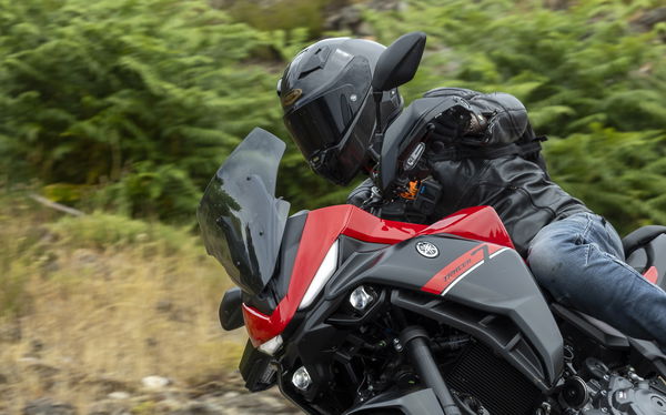 Sollevando lo Yamaha Tracer 7 mentre indossa il Caberg GP01