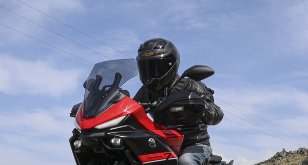 Cavalcando il tracer 7 mentre indossa il caberg gp01