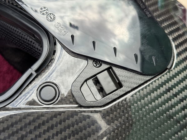 Il sistema di chiusura della visiera sul GP01