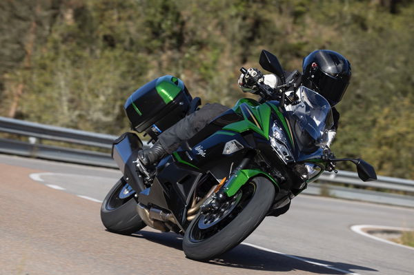 Il nuovo 2025 Ninja 1100 SX SE sul lancio della stampa in Spagna