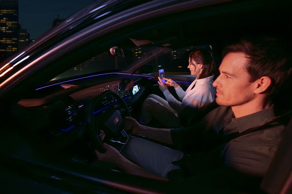 Un'Audi dotata di AirConsole che si alza i passeggeri per giocare