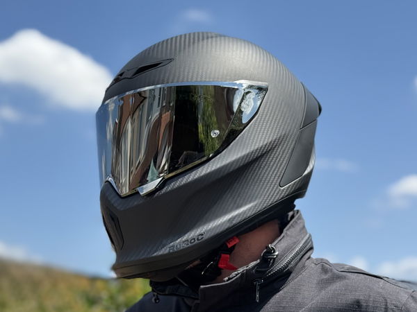 Il casco da moto Ruroc Eox Raw Carbon
