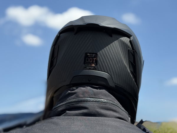 Il casco da moto Ruroc Eox Raw Carbon