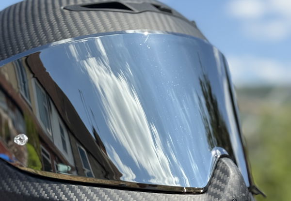 La visiera è chiara e soffre solo di una piccola quantità di distorsione