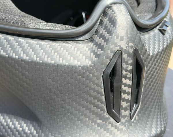 Le prese d'aria del mento sul ruroc eox