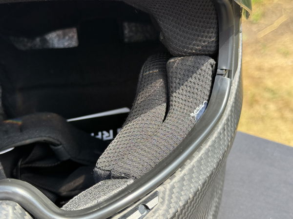 Alcuni residui di colla sono visibili sui cuscinetti del mio casco