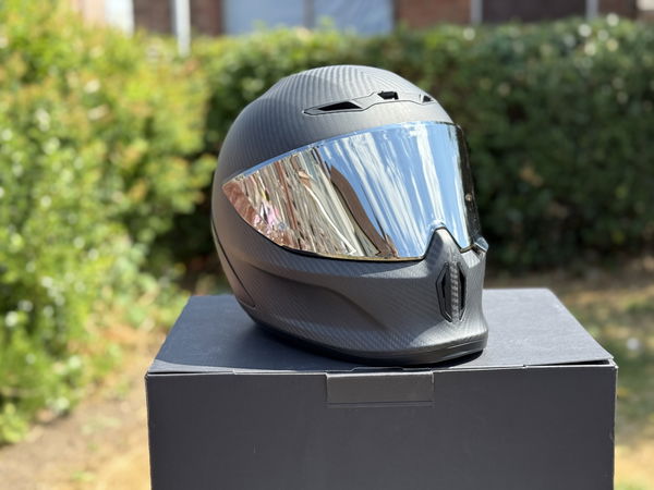 Il casco da moto Ruroc Eox Raw Carbon