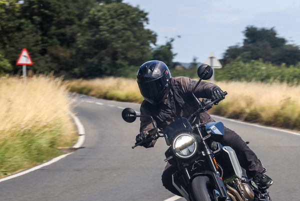 L'Husqvarna Svartpilen ha cavalcato intorno a una curva