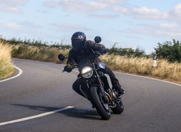 cavalcando su una strada di campagna