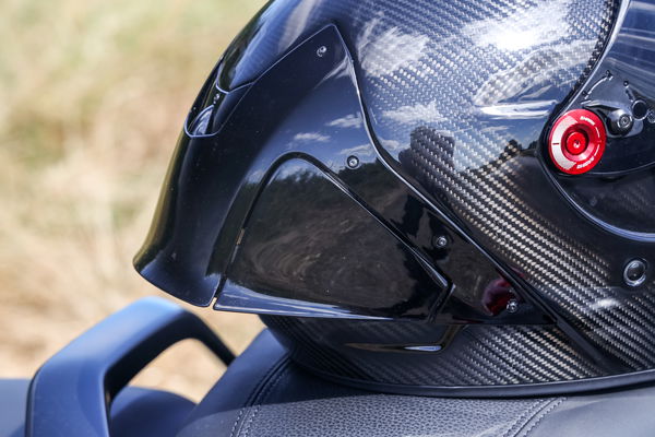 Le alette chiuse sul retro del casco