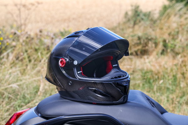 Con la visiera aperta