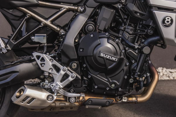 Il motore a doppio cilindro parallelo da 798 cc 