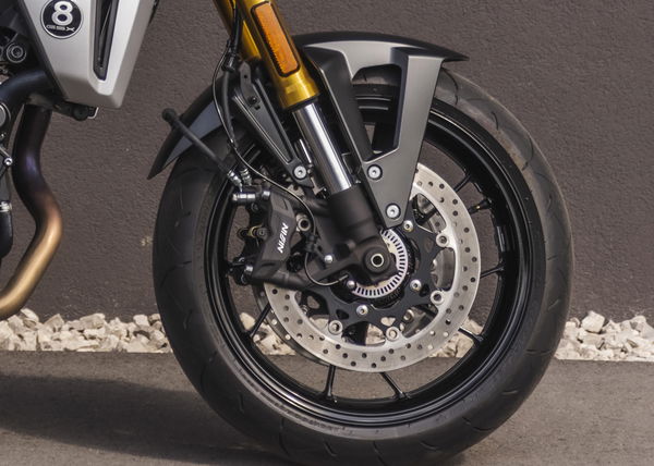 Le pinze del freno Nissin che sono montate sulle bici