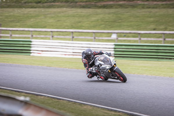 Nuovo V4SV di Norton che curva in pista a Mallory Park