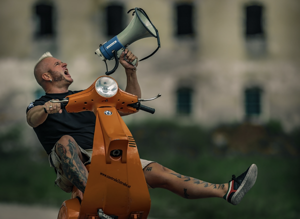 Stuntman Wheelies Vespa su una montagna mentre è bendato