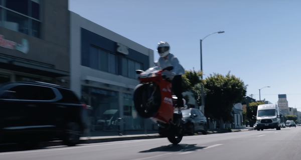 Spuntare ruote a Los Angeles su una Ducati 996