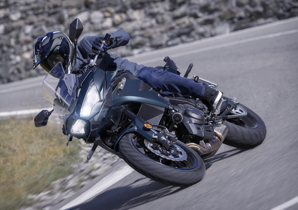 2026 Kawasaki versys 650 in sella a un angolo