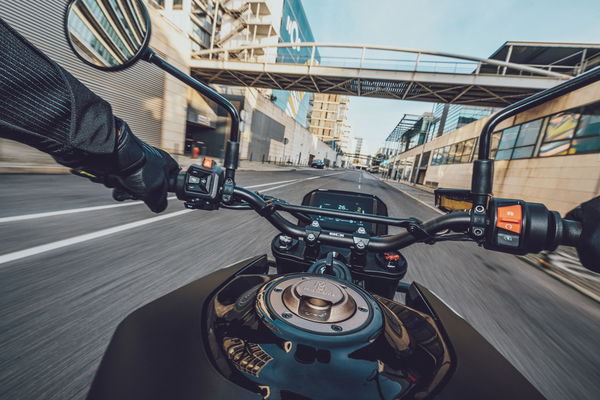 Vista a bordo da un husqvarna svartpilen 801