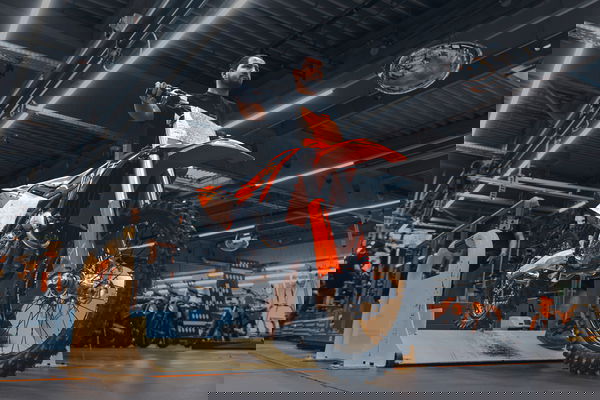 Una moto KTM rotola fuori dalla linea di produzione