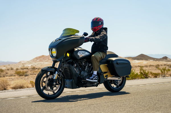 Chieftain indiano che cavalca per le strade negli Stati Uniti