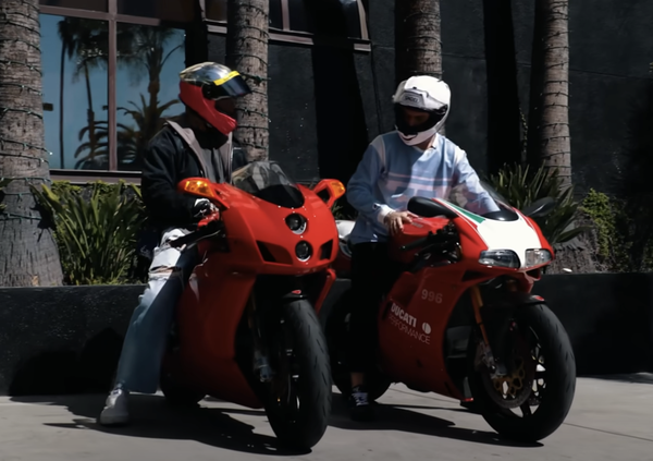 Ducati Motogp Racer Fabio Di Giannantonio cavalca Ducati 996 a Hollywood