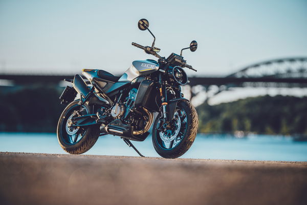 Husqvarna vitpilen 801 vicino a un fiume