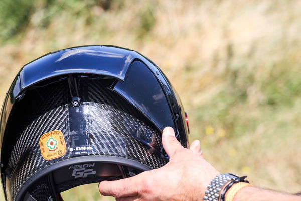 Le pinne aerodinamiche mobili sul retro del casco