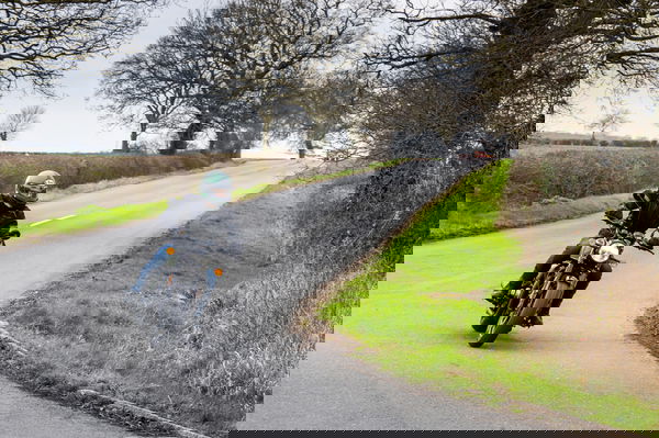 Cavalcando un fucile Royal Enfield 650