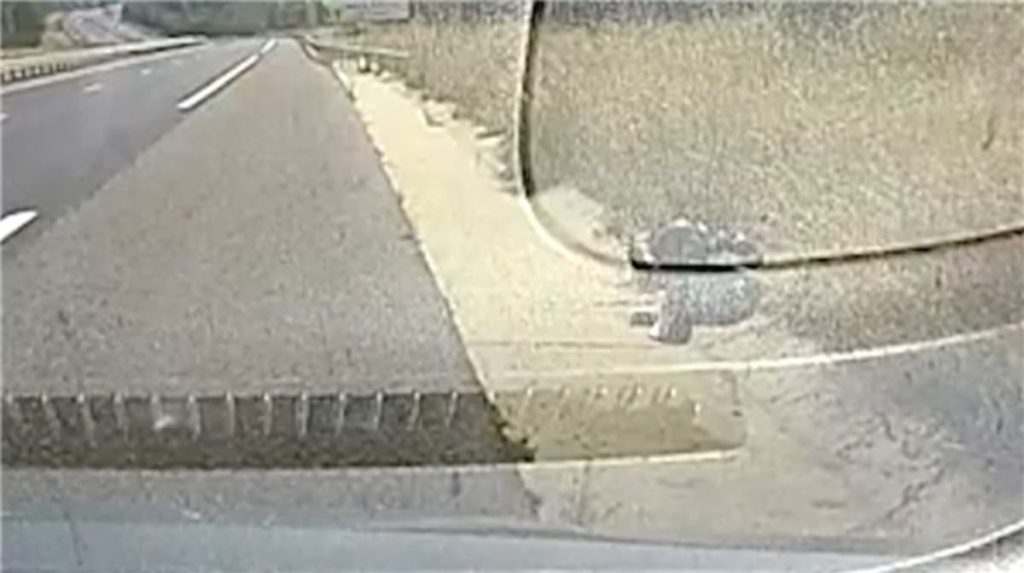 Sopravvissuto dopo 48 ore strisciando sull’autostrada