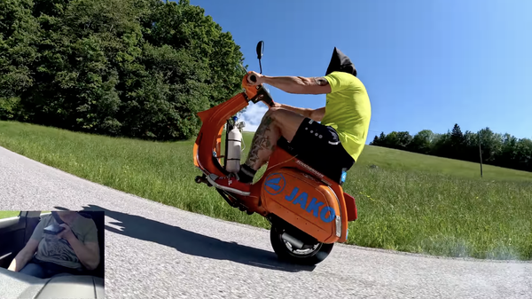 Stuntman Wheelies Vespa su una montagna mentre è bendato