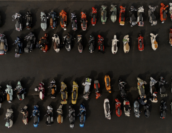 Formazione di scooter Vespa all'evento World Days. Credito - Vespa