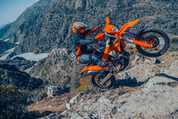 KTM Enduro Bike in corsa in montagna