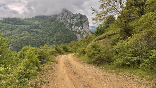 Una strada sterrata casuale in Romania