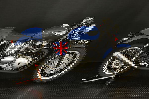 Un pilota di Triumph Bonneville Cafe