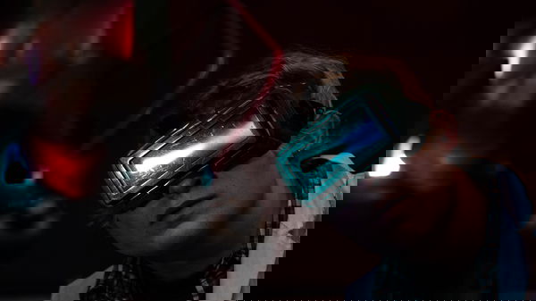 Alex Jennison lavora sulla sua Harley a propulsione al biodiesel