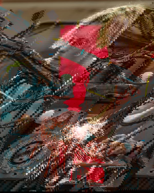 Alex Jennison lavora sulla sua Harley a propulsione al biodiesel