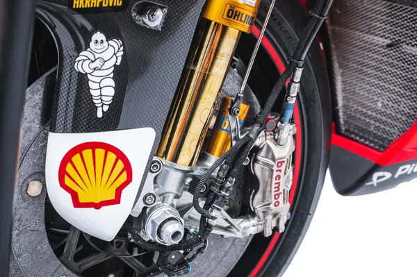 Il sistema di frenata mantiene le pinze Brembo e i dischi di carbonio