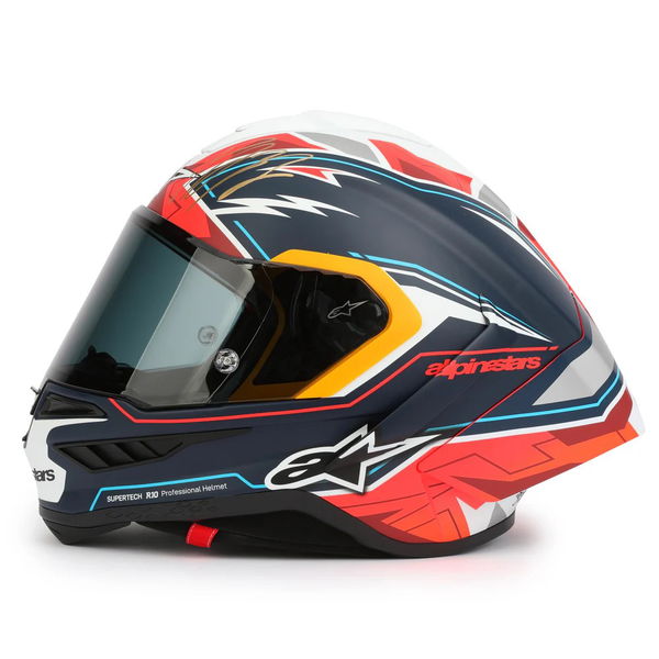 Pedro Acosta firmato il casco Supertech R10. Credito - MotoGP Autentics