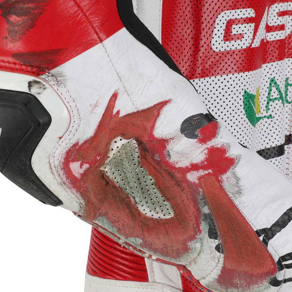 Jake Dixon firmata la tuta da corsa Alpinestars dal 2023. Credito fotografico - MOTOGP AUTUNICS