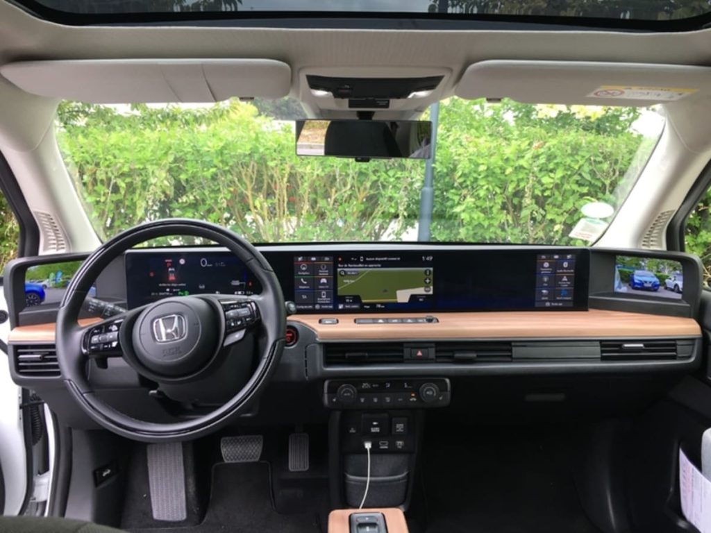 Il cruscotto della Honda e è molto bello. Ma anche lì, notiamo che il volante oscura lo schermo posteriore sinistro