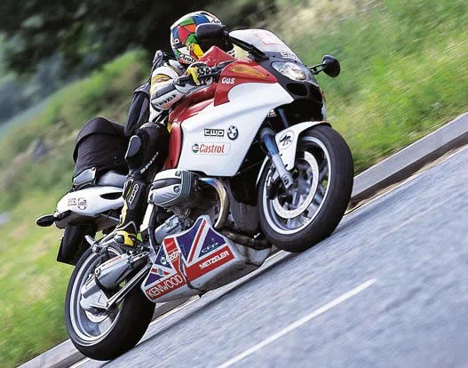 Guss Scott testando una BMW per il riviste due - che sarebbe diventato Visordown