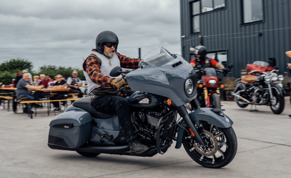 Moto indiano che cavalca al rally nazionale del Regno Unito. Credito - Tom Babiarczyk