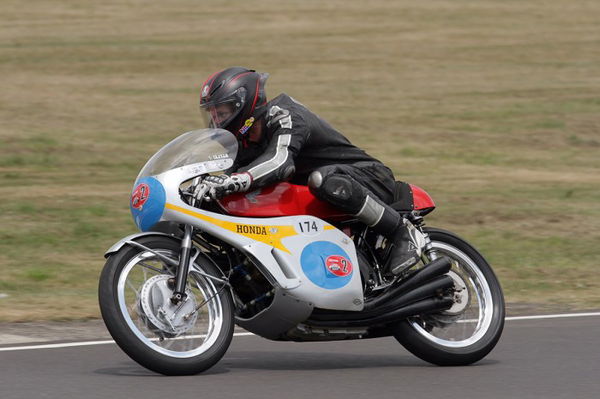 Guy Martin cavalca una replica Honda Six a Castle Combe